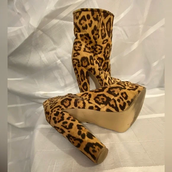 Leopard Platform Ankle Boots. Faux fur lining. Inside side zipper. Size 8 - Picture 4 of 8